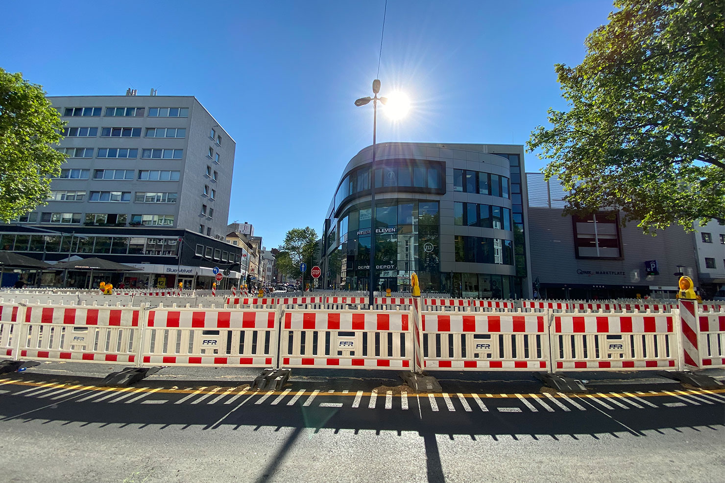 Viele aneinandergereihte rot-weiße Absperrgitter zur Baustellenabsicherung in der Frankfurter Innenstadt