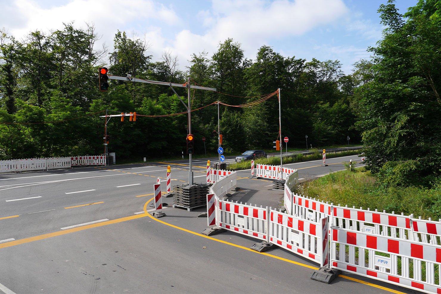 Mobile Lichtsignalanlagen und Absperrungen an einer Straßenkreuzung