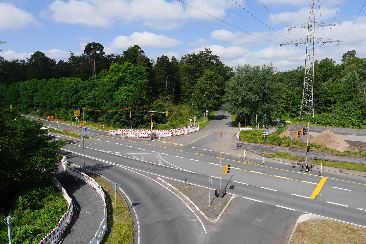 Verkehrssischerung an einer Kreuzung mit mobilen Ampelanlagen