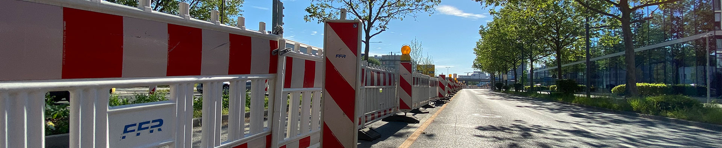 Aneinandergereihte Absperrgitter zur Abtrennung einer Fahrspur